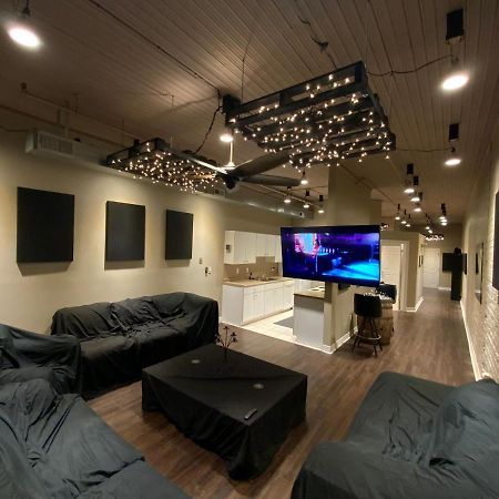 Blackout Themed Residence In The Prime Heart Of Omaha'S Old Market! 오마하 외부 사진