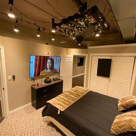 Blackout Themed Residence In The Prime Heart Of Omaha'S Old Market! 오마하 외부 사진