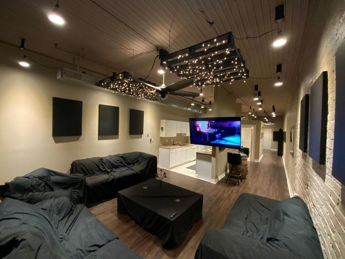 Blackout Themed Residence In The Prime Heart Of Omaha'S Old Market! 오마하 외부 사진