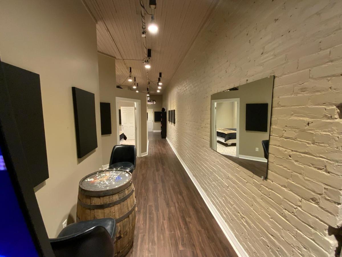 Blackout Themed Residence In The Prime Heart Of Omaha'S Old Market! 오마하 외부 사진