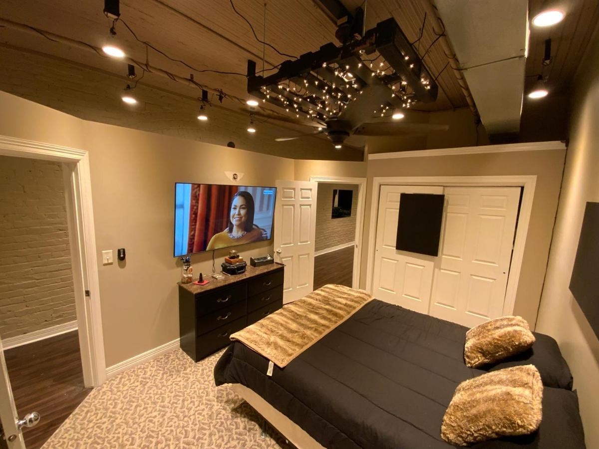Blackout Themed Residence In The Prime Heart Of Omaha'S Old Market! 오마하 외부 사진