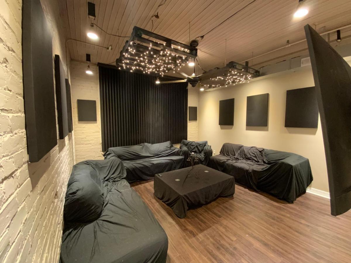 Blackout Themed Residence In The Prime Heart Of Omaha'S Old Market! 오마하 외부 사진