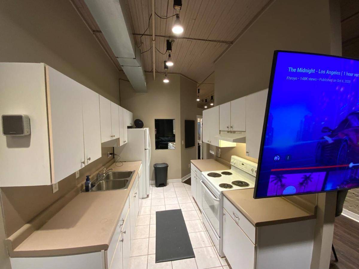 Blackout Themed Residence In The Prime Heart Of Omaha'S Old Market! 오마하 외부 사진