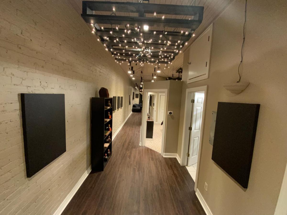 Blackout Themed Residence In The Prime Heart Of Omaha'S Old Market! 오마하 외부 사진