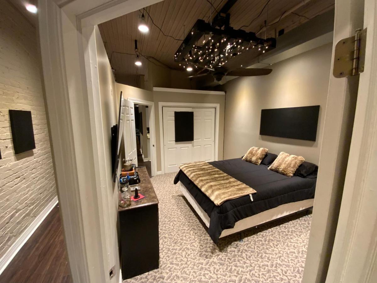 Blackout Themed Residence In The Prime Heart Of Omaha'S Old Market! 오마하 외부 사진